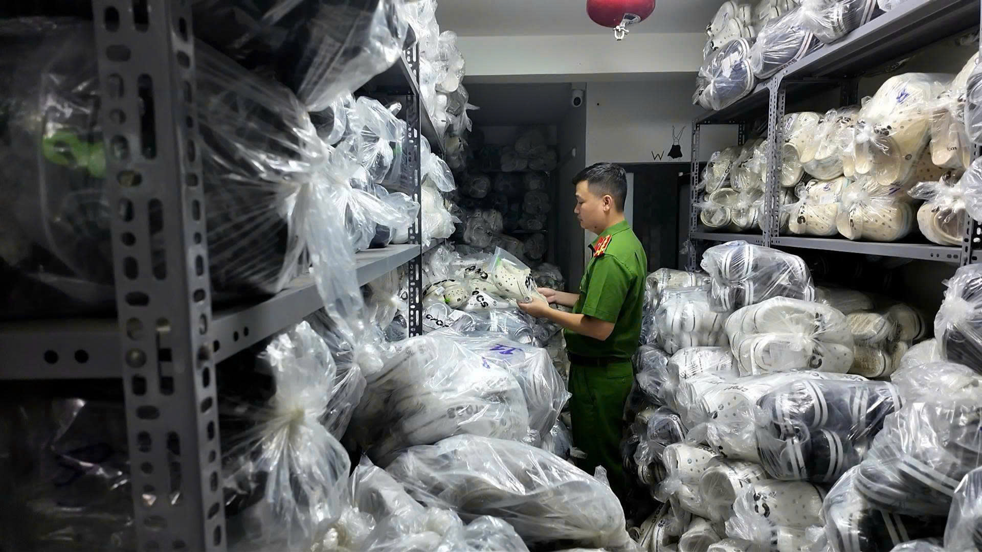 H&igrave;nh ảnh C&ocirc;ng an Đ&agrave; Nẵng đột k&iacute;ch c&aacute;c kho h&agrave;ng giả số lượng lớn - Ảnh 2.