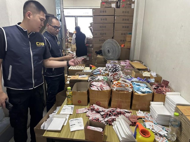 Đột kích 5 căn nhà, công an phát hiện đường dây sản xuất mỹ phẩm giả do người Trung Quốc điều hành, tịch thu hơn 700.000 sản phẩm - Ảnh 1.