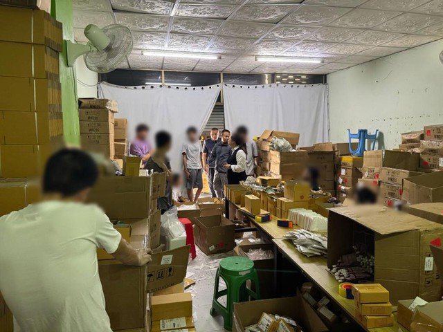 Đột kích 5 căn nhà, công an phát hiện đường dây sản xuất mỹ phẩm giả do người Trung Quốc điều hành, tịch thu hơn 700.000 sản phẩm - Ảnh 2.