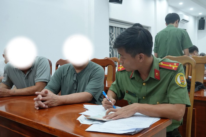 C&ocirc;ng an TPHCM tiếp nhận 33 c&ocirc;ng d&acirc;n bị Mỹ trục xuất - Ảnh 3.