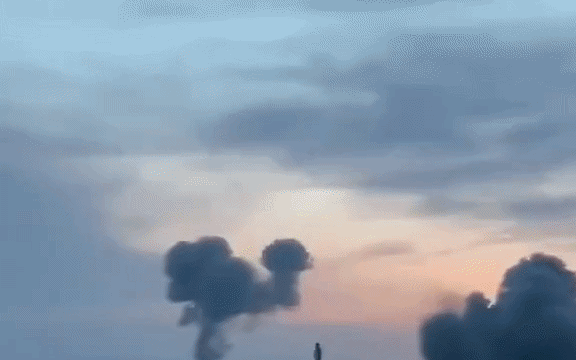 CNN: T&agrave;u Nga bất ngờ ph&aacute;t nổ v&agrave; ch&igrave;m giữa biển, nghi mang &lsquo;qu&agrave;&rsquo; của Moscow cho Triều Ti&ecirc;n - Ai đ&aacute;nh chặn? - Ảnh 1.