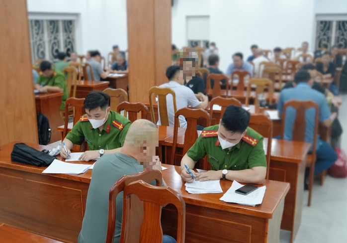 C&ocirc;ng an TPHCM tiếp nhận 33 c&ocirc;ng d&acirc;n bị Mỹ trục xuất - Ảnh 5.