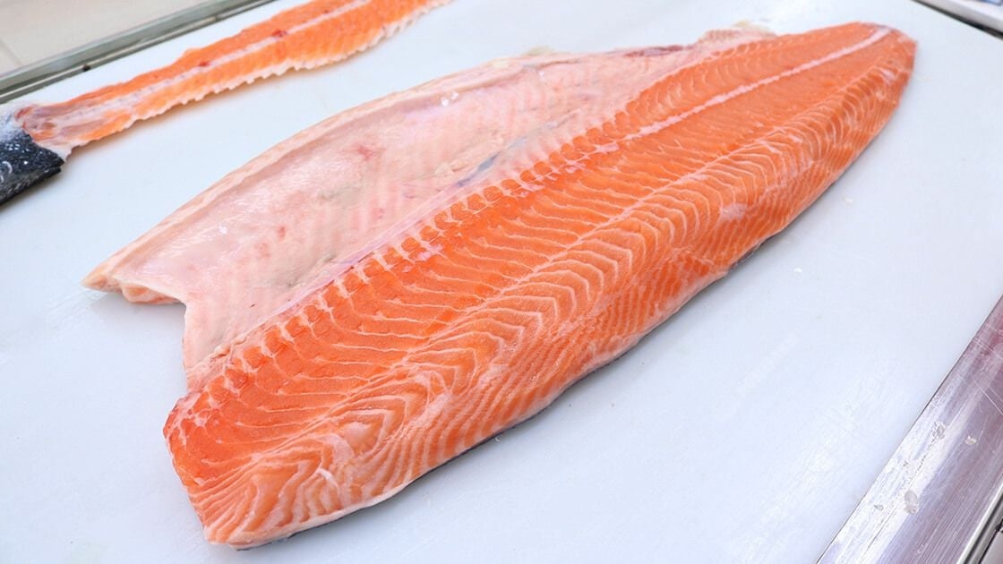 Lời khuy&ecirc;n mua c&aacute; hồi tươi ngon v&agrave; chất lượng cho bữa ăn gia đ&igrave;nh - Ảnh 1.