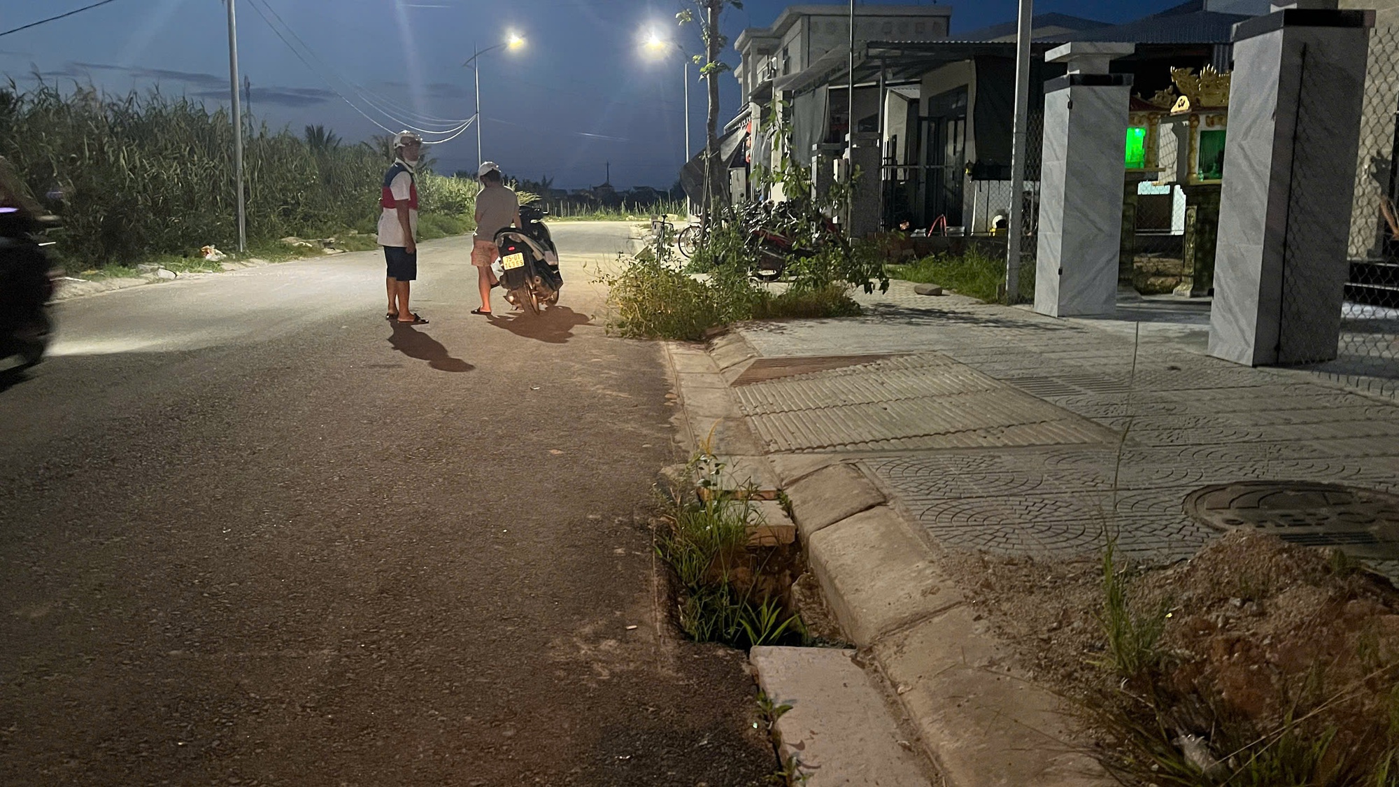 Hố s&acirc;u t&aacute;i định cư g&acirc;y nguy hiểm tại khu đ&ocirc; thị mới Thuận An - Ảnh 1.