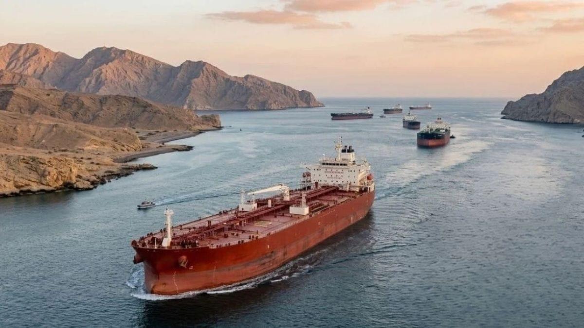 Các tàu chở dầu sử dụng công nghệ để vượt eo biển Hormuz an toàn năm 2026 - Ảnh 1.