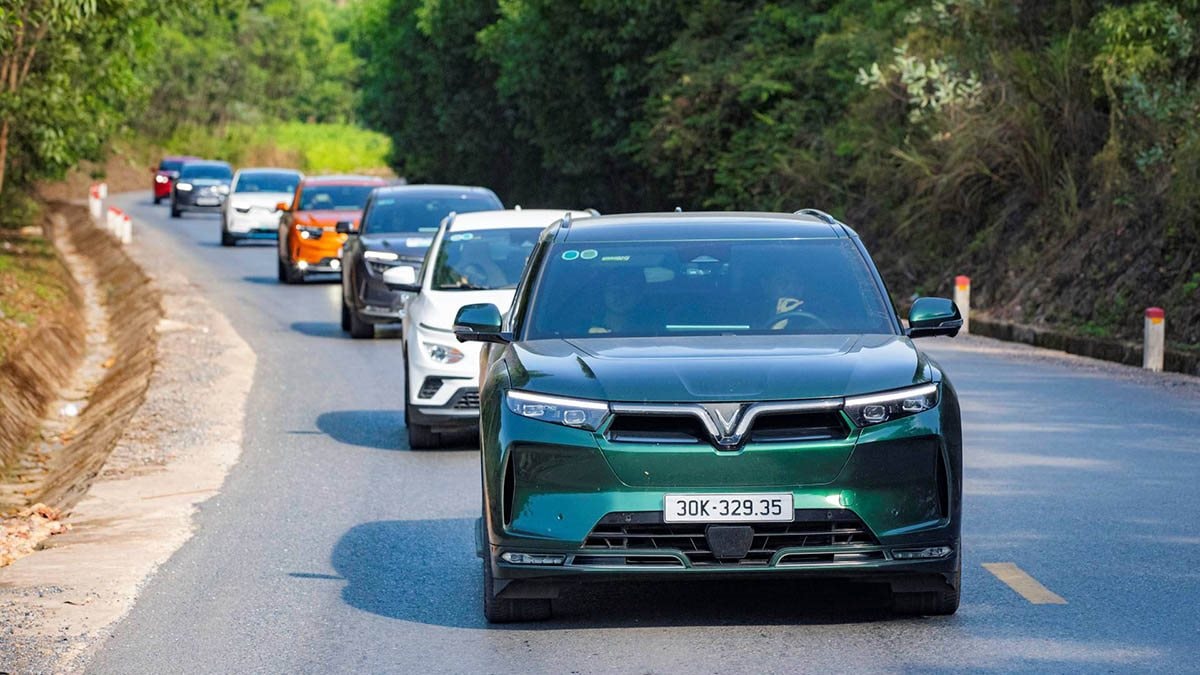 B&aacute;n xe 'm&aacute;t tay' như tỷ ph&uacute; Phạm Nhật Vượng: Mỗi ng&agrave;y người Việt mua hơn 800 xe VinFast, Limo Green th&agrave;nh 'ng&ocirc;i sao' mới - Ảnh 1.