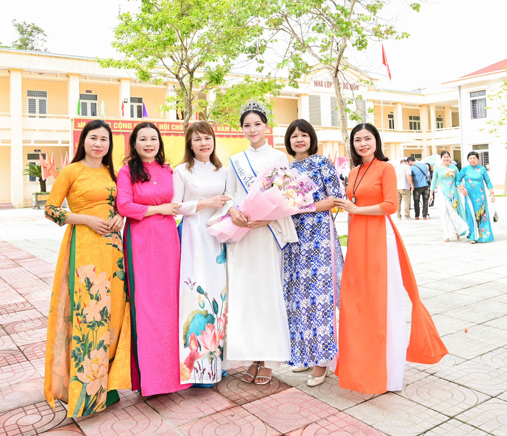 &Aacute; hậu Thu Tr&uacute;c c&ugrave;ng hoa hậu Phan Kim Oanh về Thanh H&oacute;a tri &acirc;n thầy c&ocirc;- Ảnh 3.
