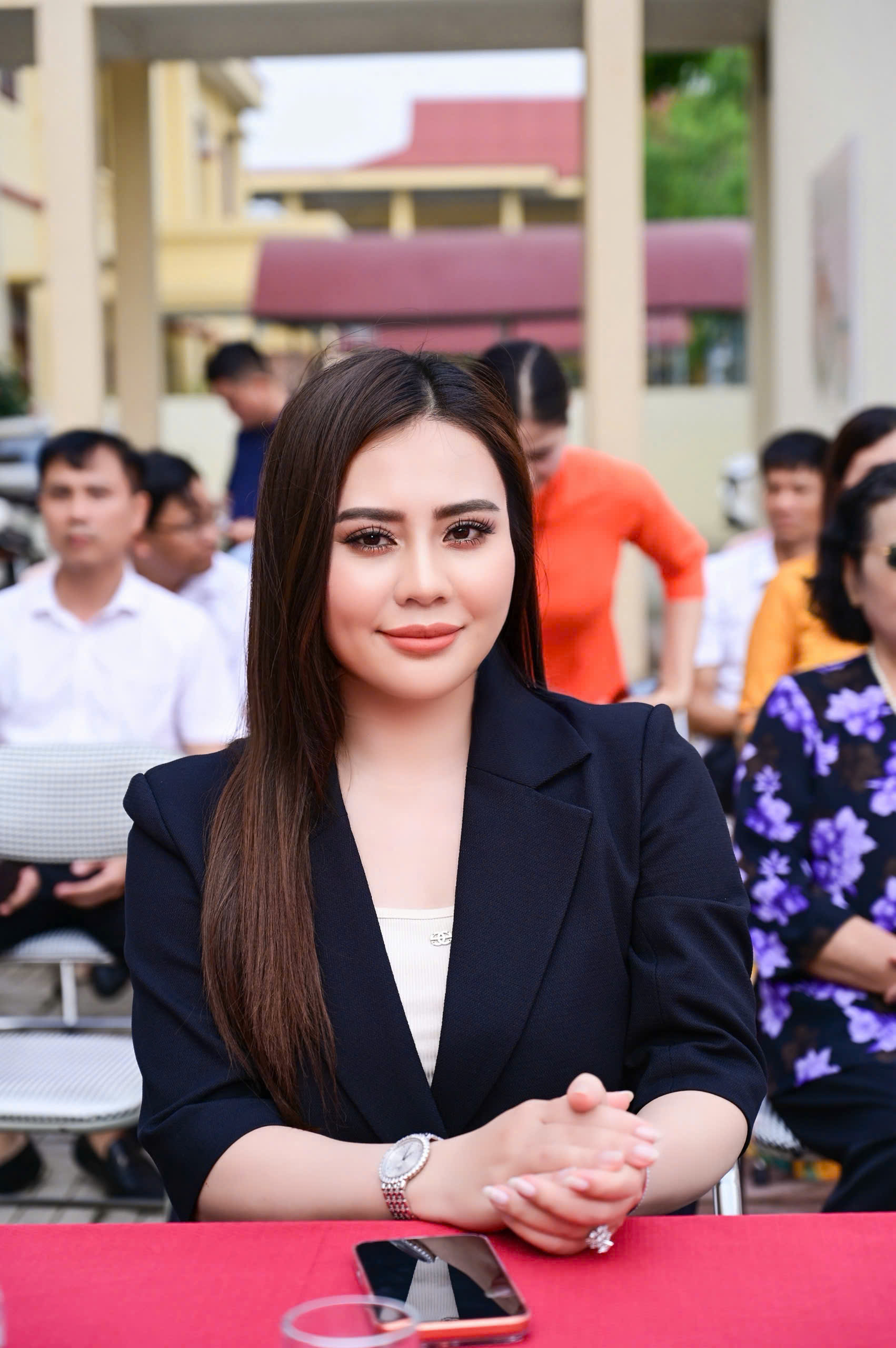 &Aacute; hậu Thu Tr&uacute;c c&ugrave;ng hoa hậu Phan Kim Oanh về Thanh H&oacute;a tri &acirc;n thầy c&ocirc;- Ảnh 5.