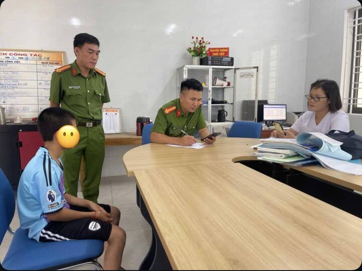 B&eacute; trai 11 tuổi ở Nghệ An nghi bị bạo h&agrave;nh trẻ em từ bố v&agrave; mẹ kế - Ảnh 2.