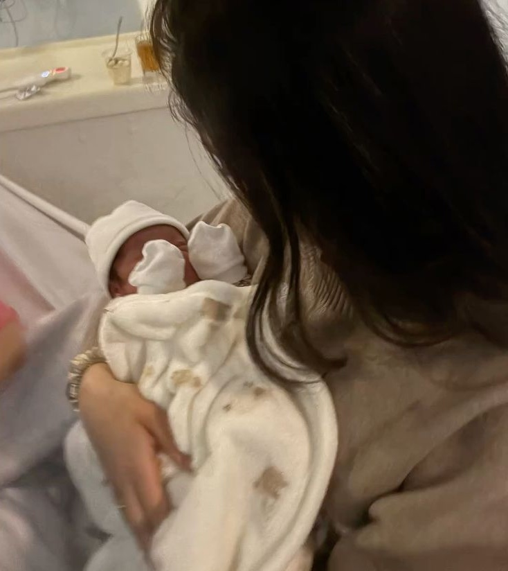 co gai 20 tuoi bat ngo sinh be gai 27 kg sau mot lan dau bung toi tuong ngo doc thuc pham anh2