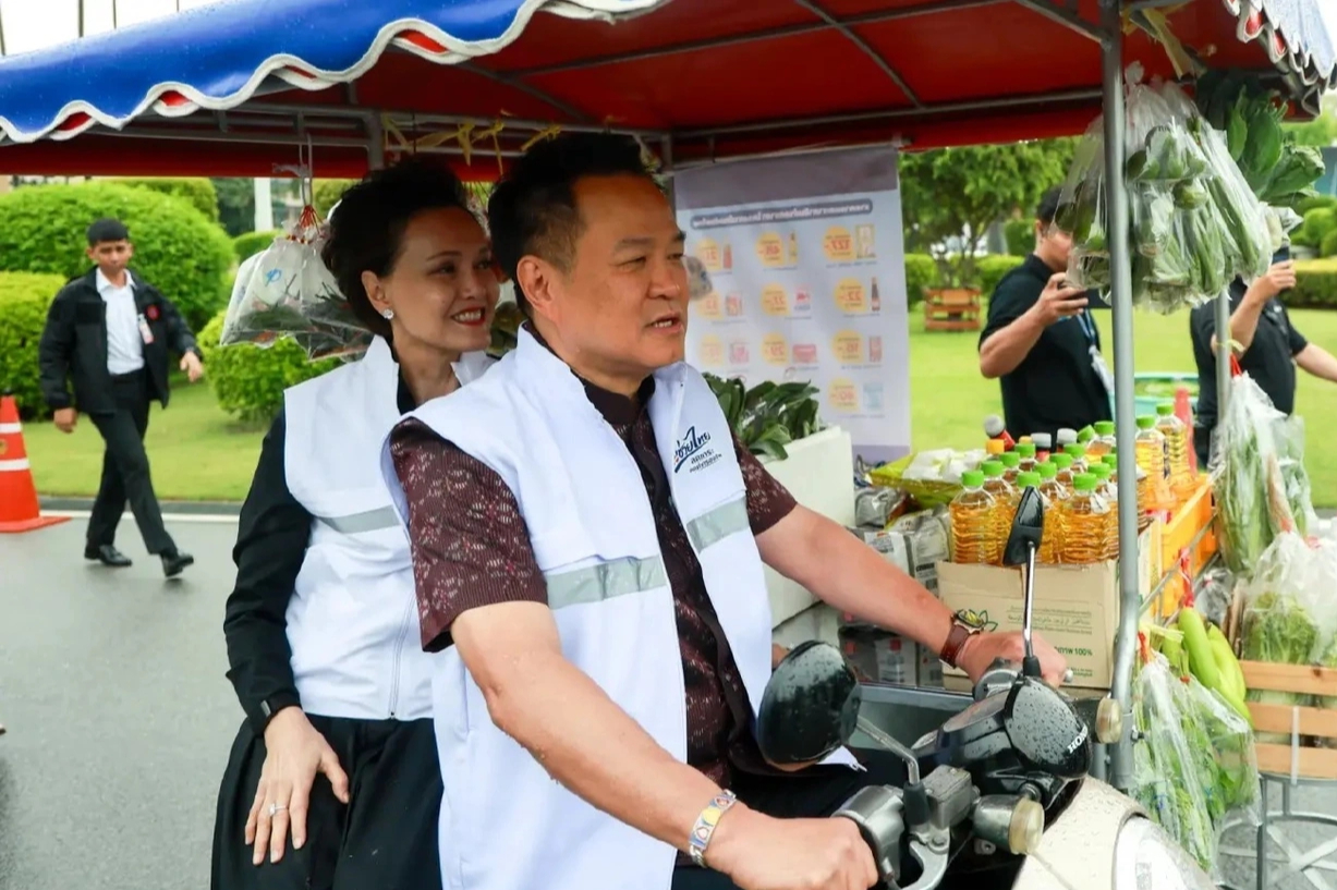 Thủ tướng Th&aacute;i Lan bất ngờ l&aacute;i xe ba b&aacute;nh b&aacute;n rong: Hơn 4 triệu hộ gia đ&igrave;nh sắp được mua h&agrave;ng gi&aacute; rẻ  - Ảnh 1.