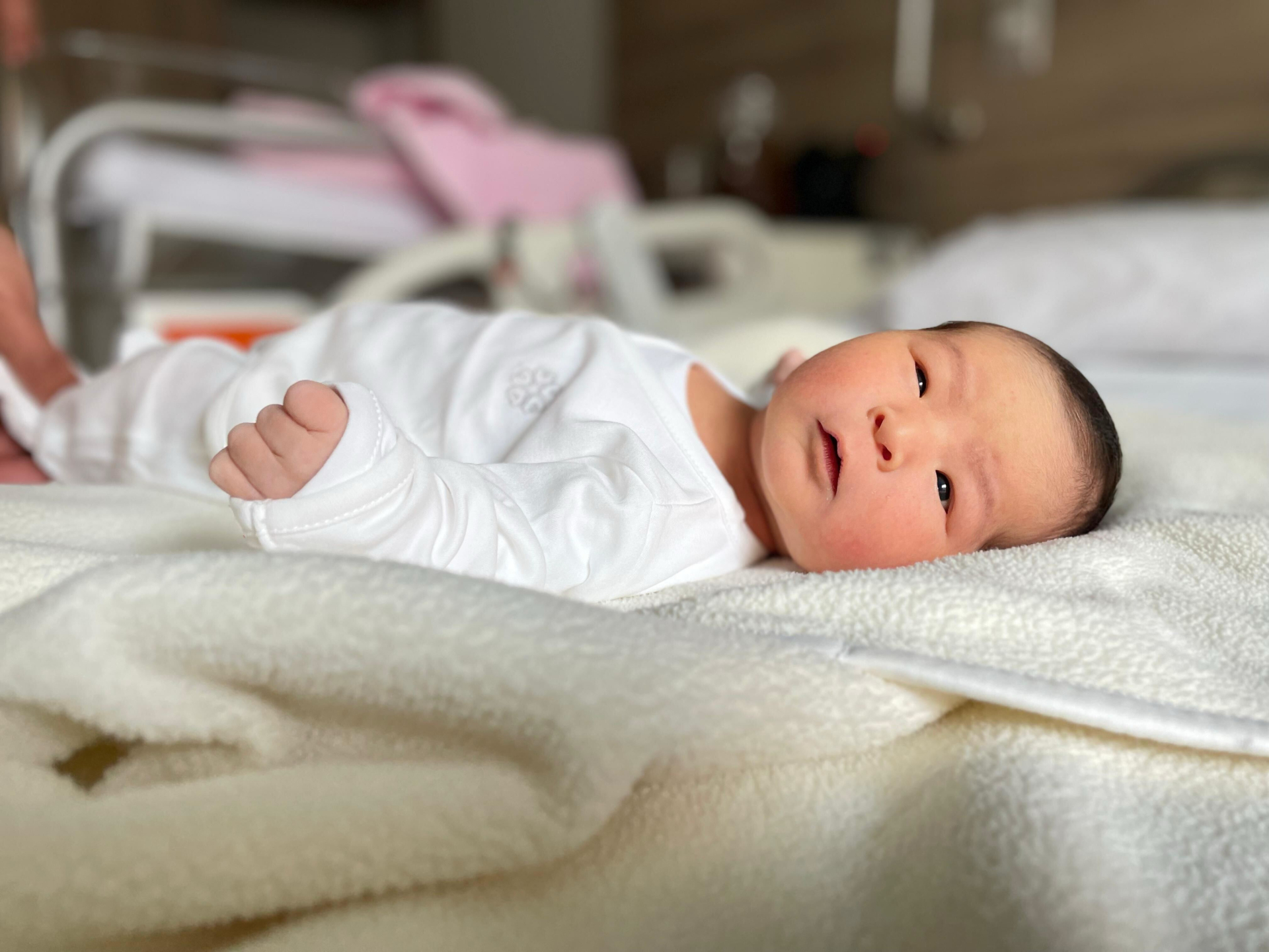 Mẹ b&agrave;ng ho&agrave;ng khi con đẻ vừa sinh năm ngo&aacute;i m&agrave; kh&ocirc;ng biết - Ảnh 2.