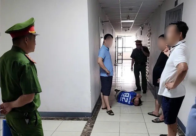 Người đ&agrave;n &ocirc;ng bị đấm gục khi nhắc cư d&acirc;n đeo rọ m&otilde;m cho ch&oacute; ở H&agrave; Nội: Ngồi dậy l&agrave; ch&oacute;ng mặt - Ảnh 2.