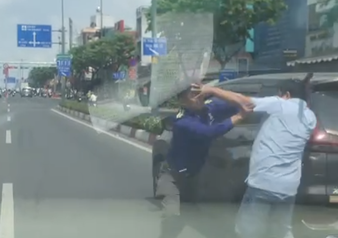 Hai người đàn ông đánh nhau trên đường Phạm Văn Đồng , TPHCM gây chú ý - Ảnh 1. Hai người đàn ông đánh nhau trên đường Phạm Văn Đồng , TPHCM gây chú ý - Ảnh 1.