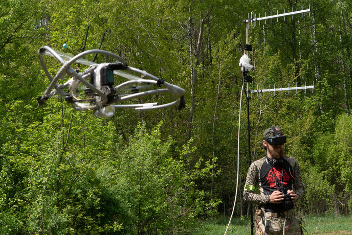 Mỹ v&agrave; Ukraine hợp t&aacute;c quốc ph&ograve;ng UAV: Bước đột ph&aacute; c&ocirc;ng nghệ mới 2026 - Ảnh 3.