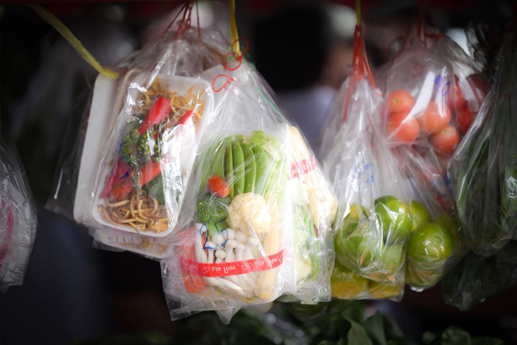 Thủ tướng Th&aacute;i Lan bất ngờ l&aacute;i xe ba b&aacute;nh b&aacute;n rong: Hơn 4 triệu hộ gia đ&igrave;nh sắp được mua h&agrave;ng gi&aacute; rẻ  - Ảnh 3.