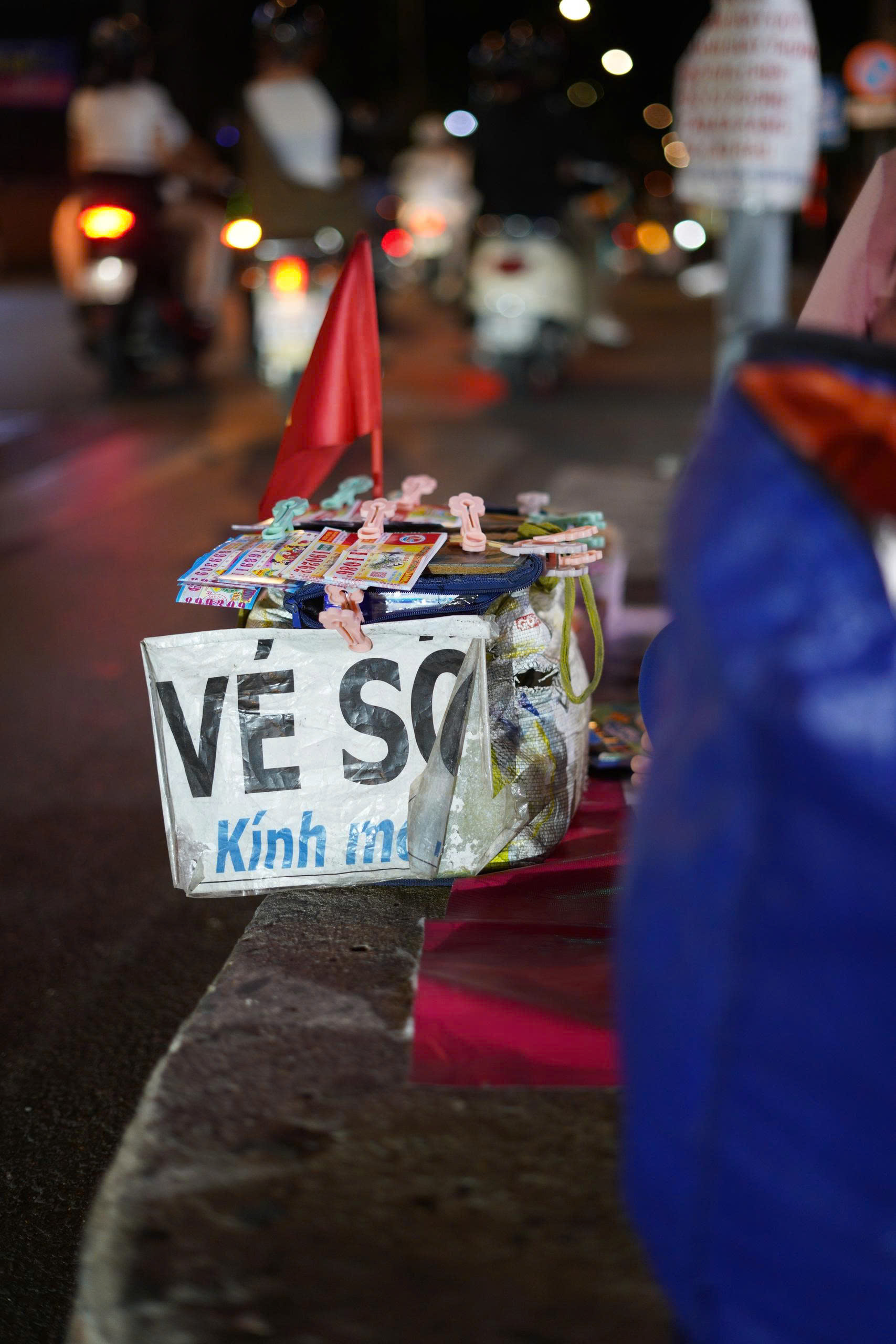 B&eacute; g&aacute;i theo mẹ b&aacute;n v&eacute; số, tranh thủ học b&agrave;i giữa ng&atilde; tư TP.HCM: Ho&agrave;n cảnh ph&iacute;a sau khiến nhiều người nghẹn l&ograve;ng - Ảnh 7.
