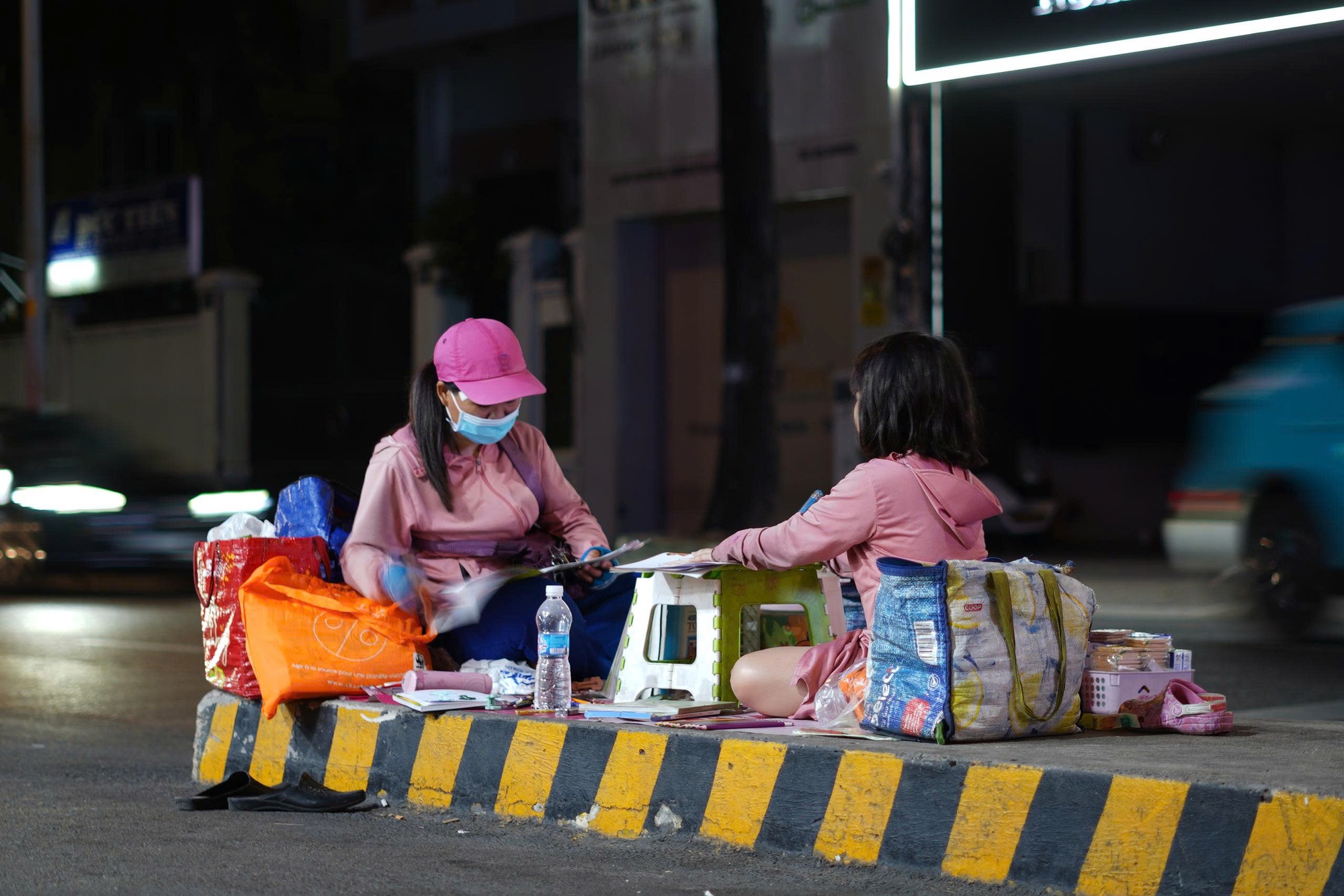 B&eacute; g&aacute;i theo mẹ b&aacute;n v&eacute; số, tranh thủ học b&agrave;i giữa ng&atilde; tư TP.HCM: Ho&agrave;n cảnh ph&iacute;a sau khiến nhiều người nghẹn l&ograve;ng - Ảnh 2.