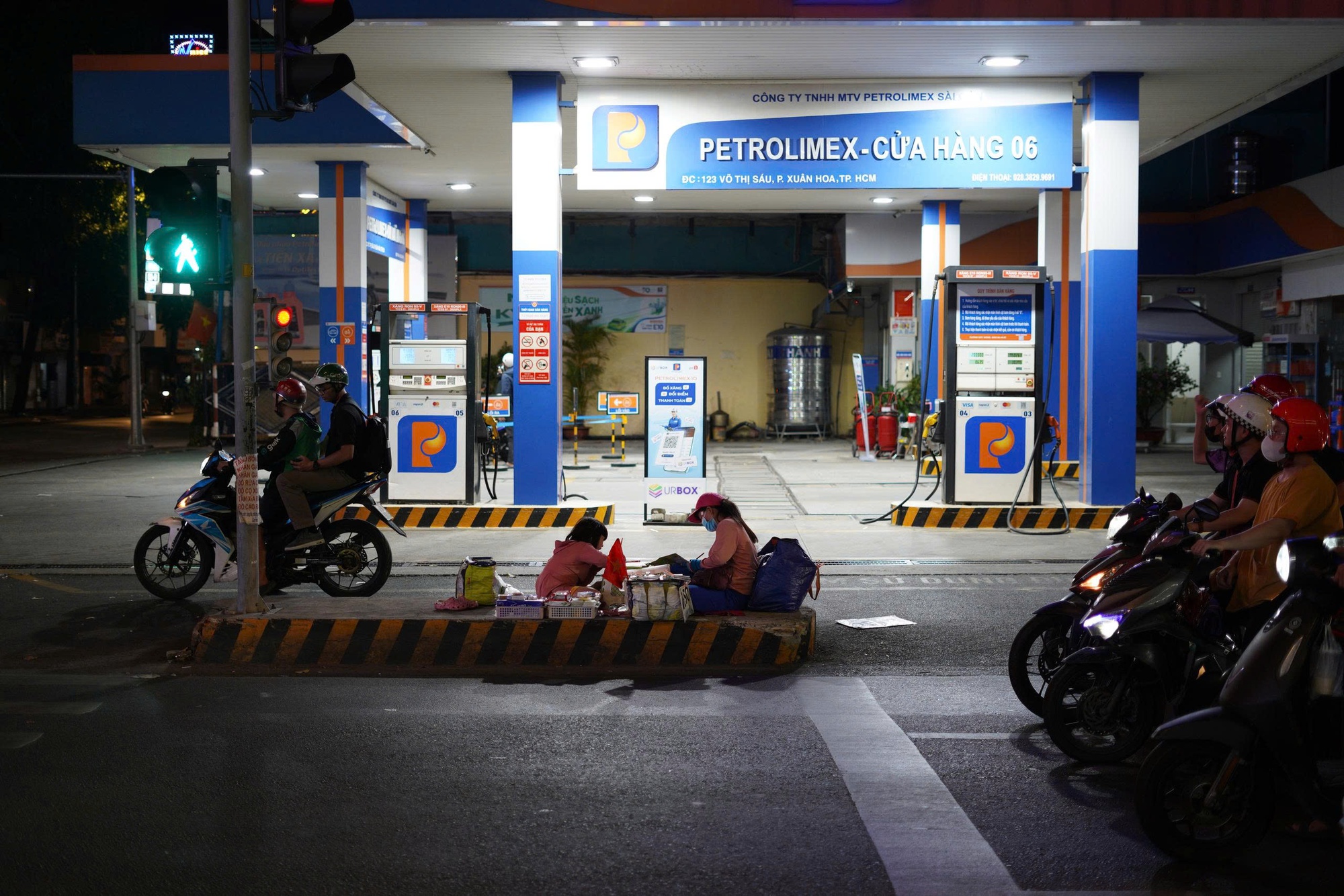 B&eacute; g&aacute;i theo mẹ b&aacute;n v&eacute; số, tranh thủ học b&agrave;i giữa ng&atilde; tư TP.HCM: Ho&agrave;n cảnh ph&iacute;a sau khiến nhiều người nghẹn l&ograve;ng - Ảnh 5.