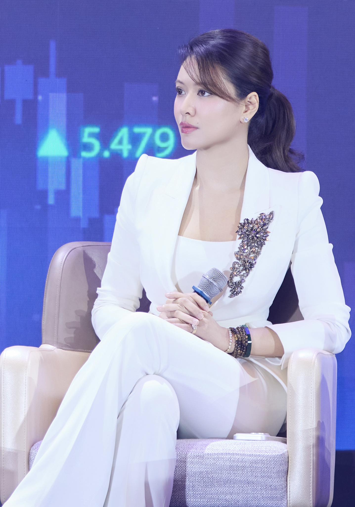 Kh&ocirc;ng hở hang, kh&ocirc;ng trưng trổ, BTV Ngọc Trinh vẫn cực thu h&uacute;t - Ảnh 1.