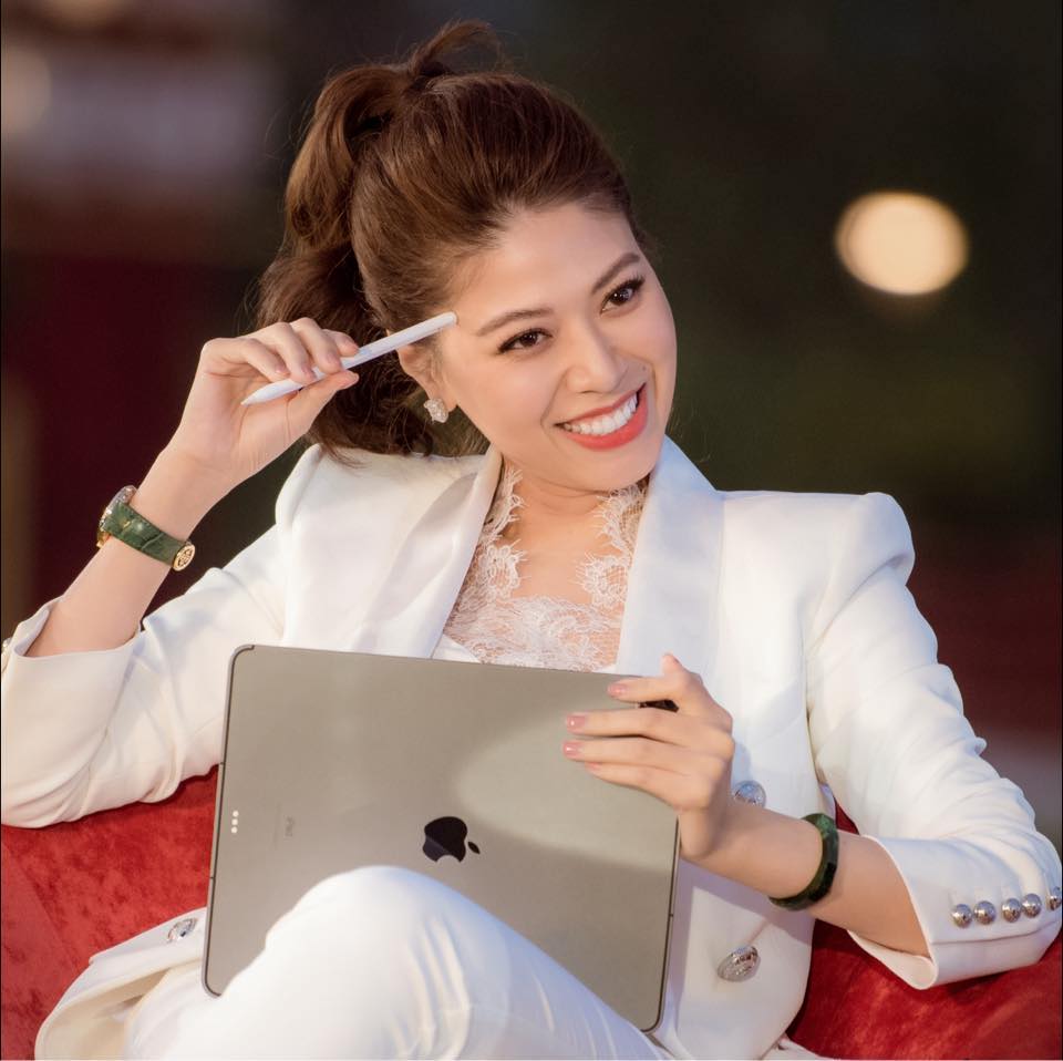 Kh&ocirc;ng hở hang, kh&ocirc;ng trưng trổ, BTV Ngọc Trinh vẫn cực thu h&uacute;t - Ảnh 10.