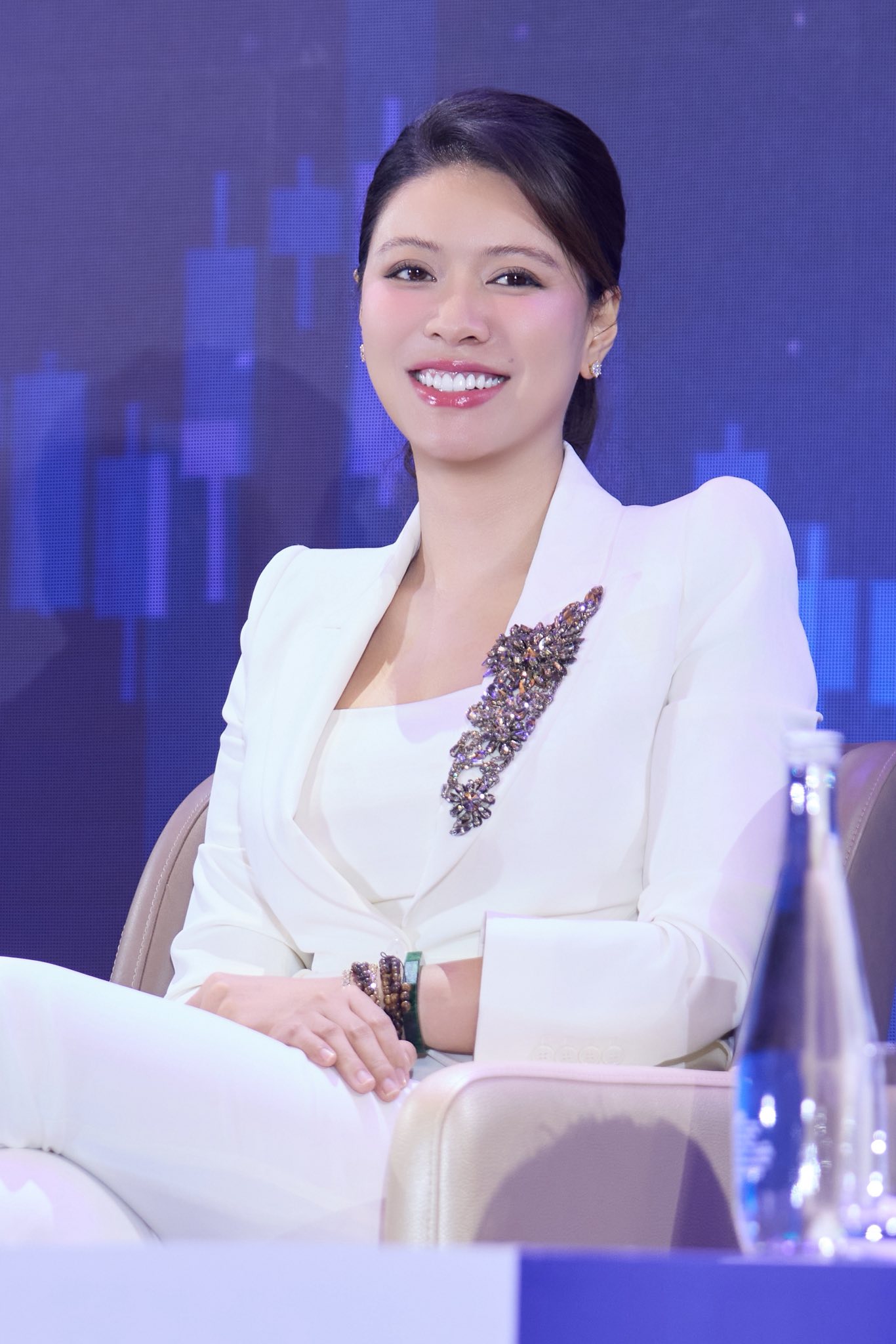 Kh&ocirc;ng hở hang, kh&ocirc;ng trưng trổ, BTV Ngọc Trinh vẫn cực thu h&uacute;t - Ảnh 2.