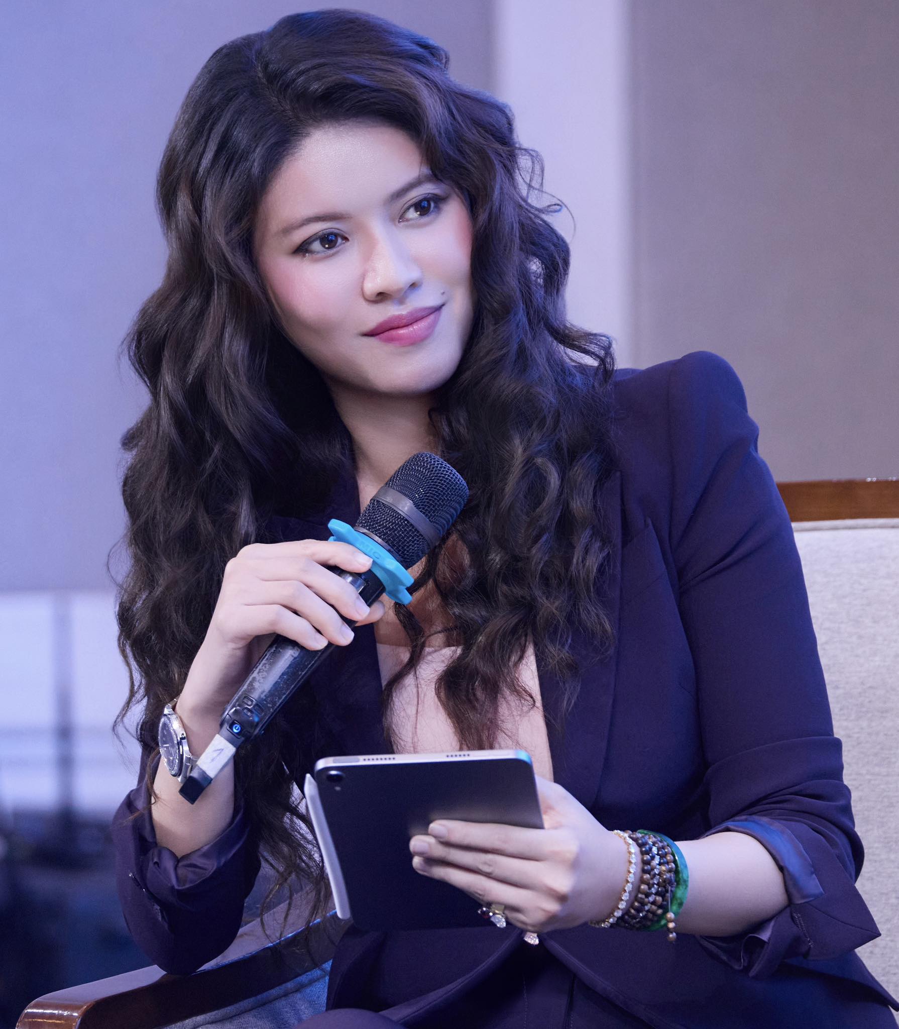 Kh&ocirc;ng hở hang, kh&ocirc;ng trưng trổ, BTV Ngọc Trinh vẫn cực thu h&uacute;t - Ảnh 4.