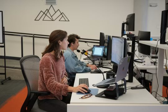 Bàn phím cổ sắp thành đồ cổ khi AI lên ngôi: Xu hướng mới ở Silicon Valley - Ảnh 3.