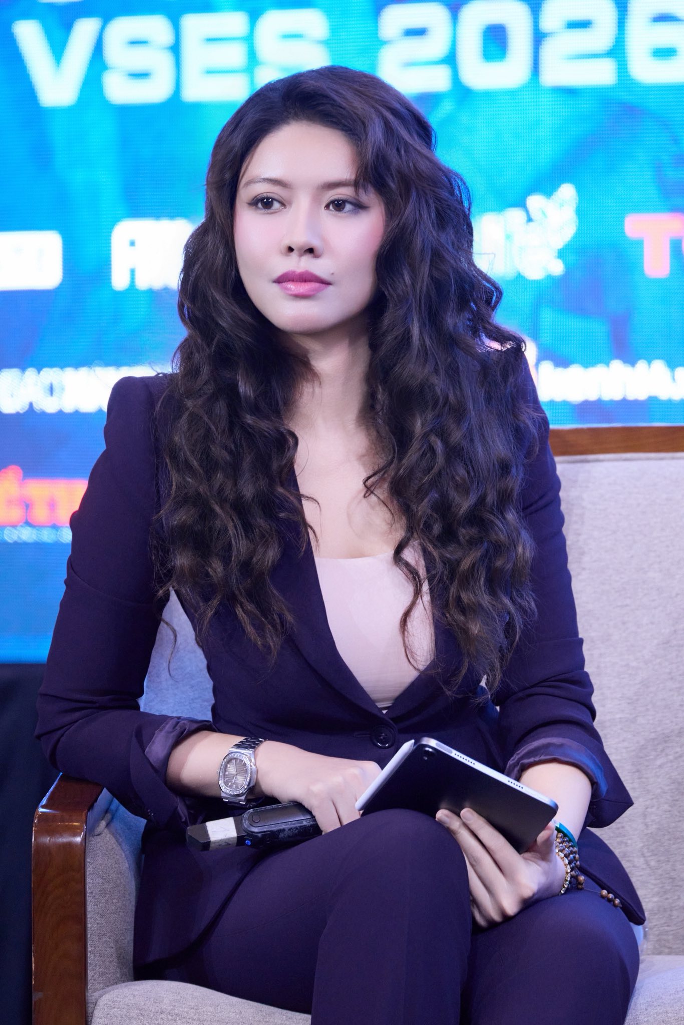 Kh&ocirc;ng hở hang, kh&ocirc;ng trưng trổ, BTV Ngọc Trinh vẫn cực thu h&uacute;t - Ảnh 5.