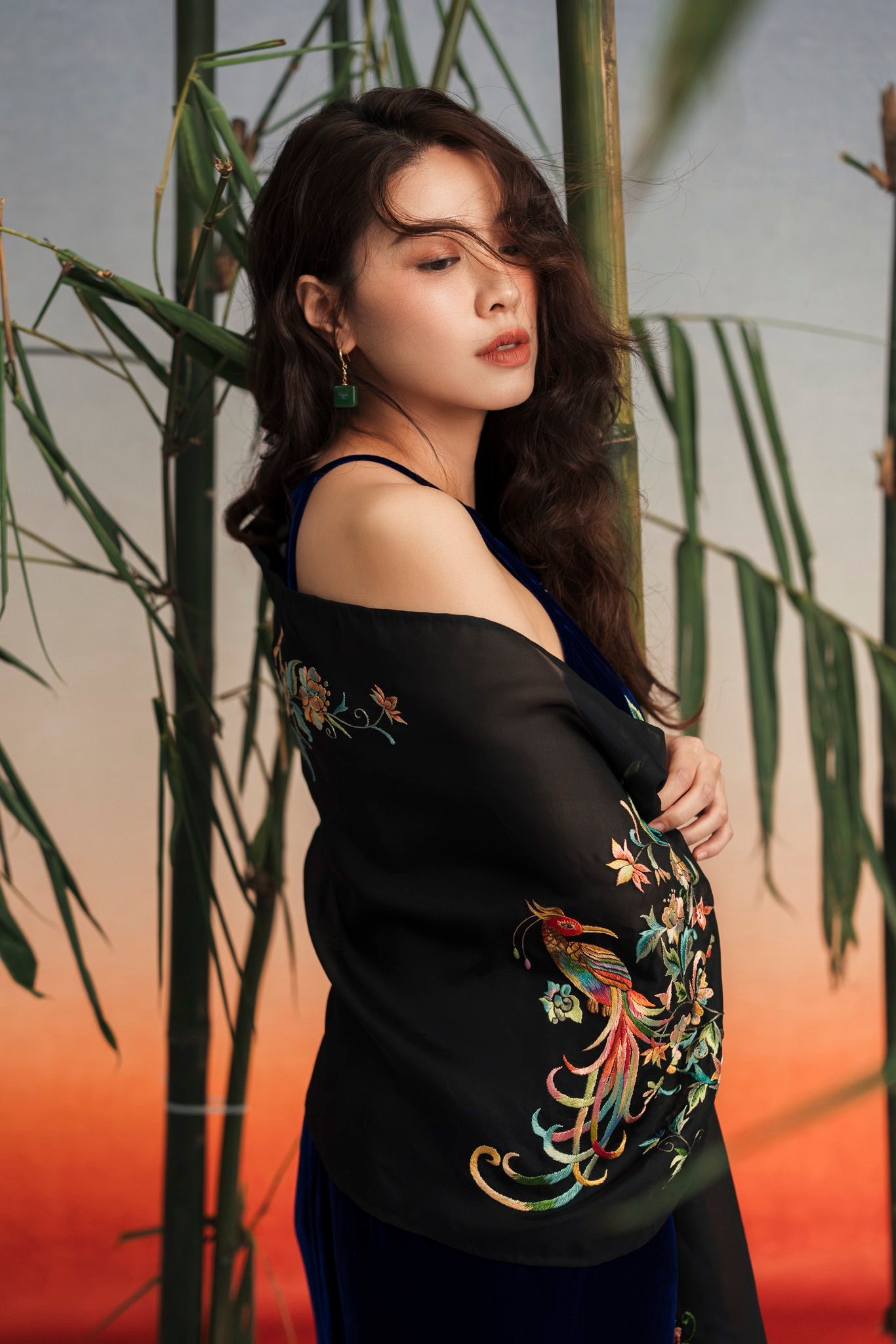 Kh&ocirc;ng hở hang, kh&ocirc;ng trưng trổ, BTV Ngọc Trinh vẫn cực thu h&uacute;t - Ảnh 9.