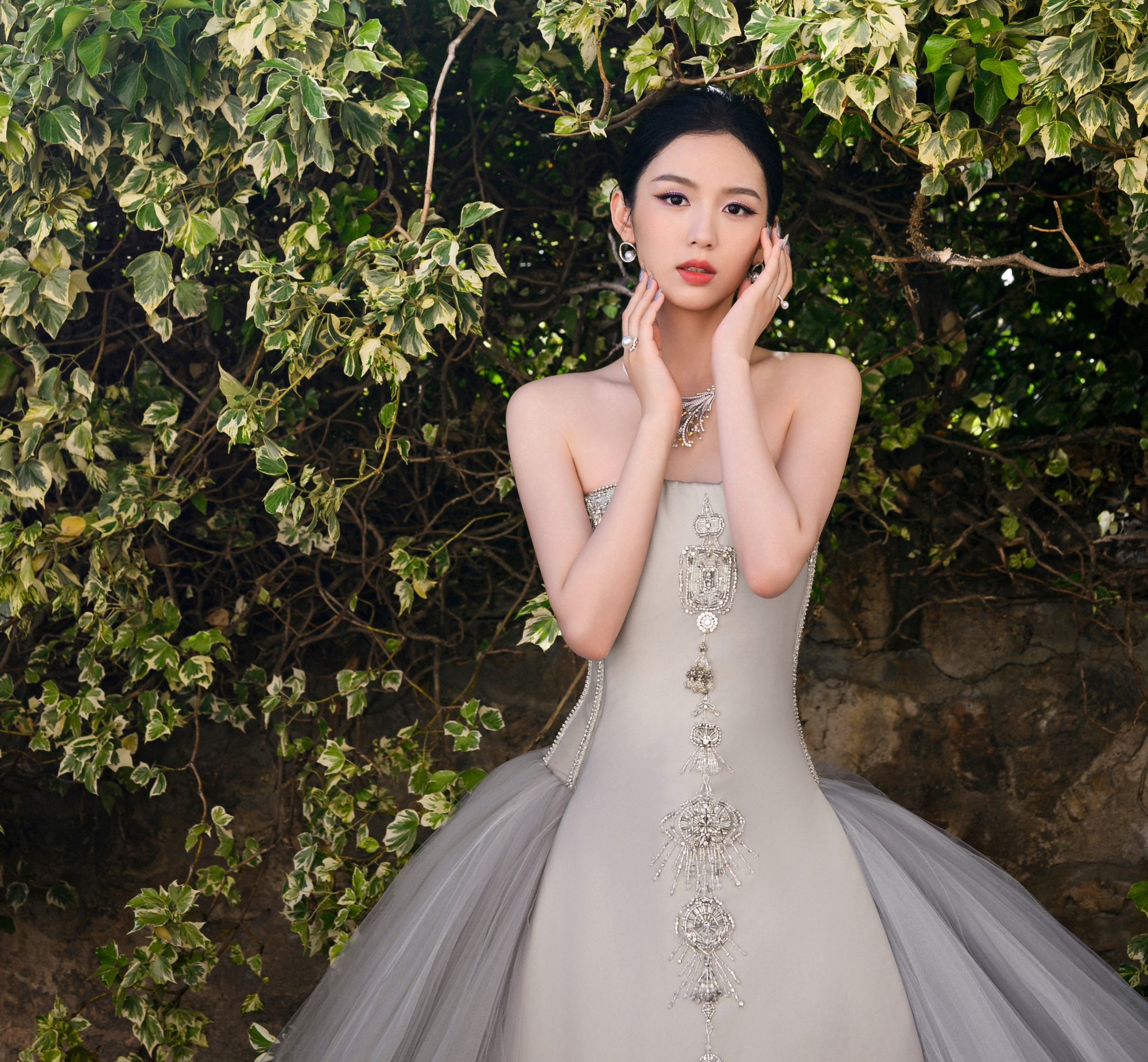 Mỹ nh&acirc;n đẹp chấn động thế gian b&ugrave;ng nổ visual tr&ecirc;n thảm đỏ Cannes, ngắm rồi mới biết thần ti&ecirc;n cổ t&iacute;ch l&agrave; c&oacute; thật- Ảnh 13.