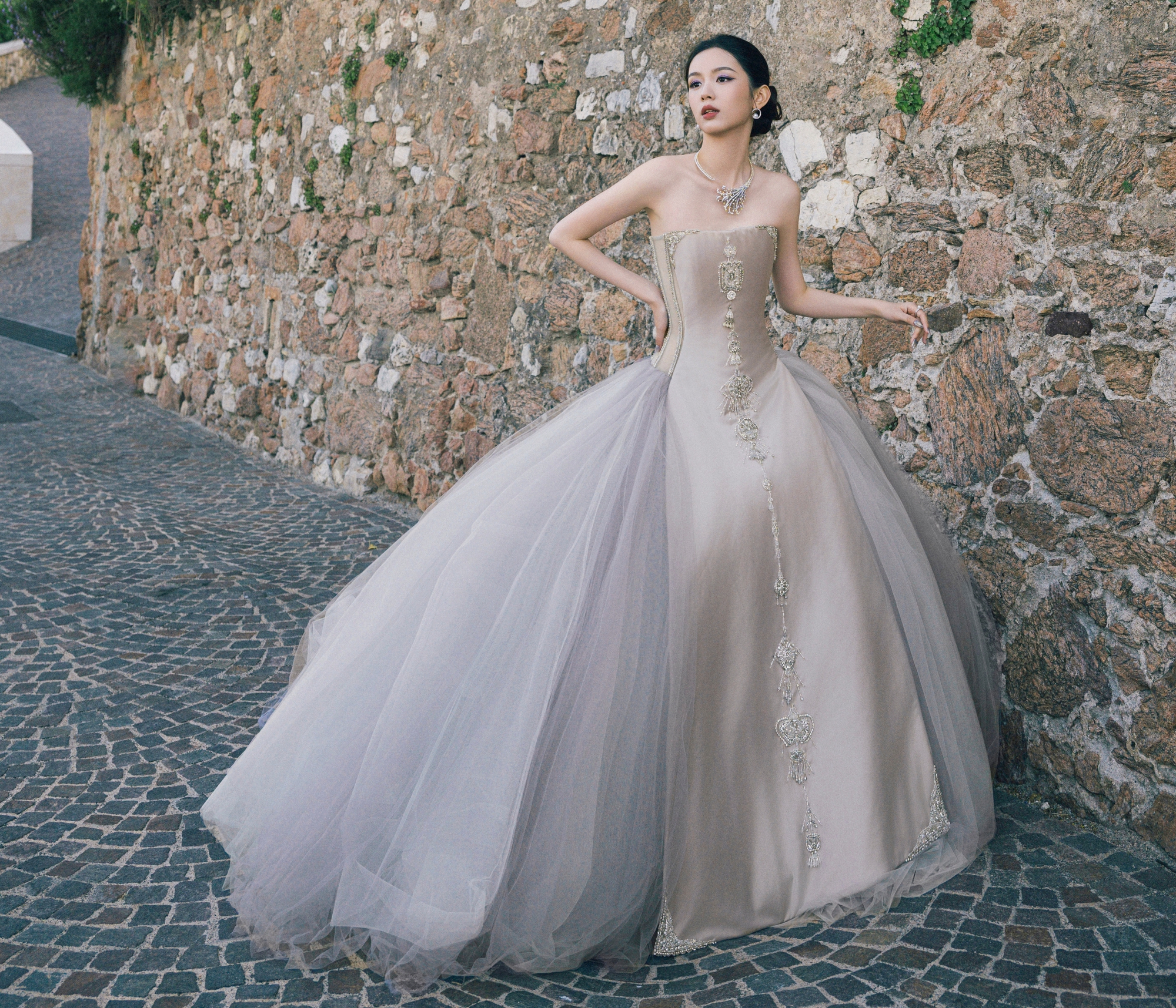 Mỹ nh&acirc;n đẹp chấn động thế gian b&ugrave;ng nổ visual tr&ecirc;n thảm đỏ Cannes, ngắm rồi mới biết thần ti&ecirc;n cổ t&iacute;ch l&agrave; c&oacute; thật- Ảnh 11.