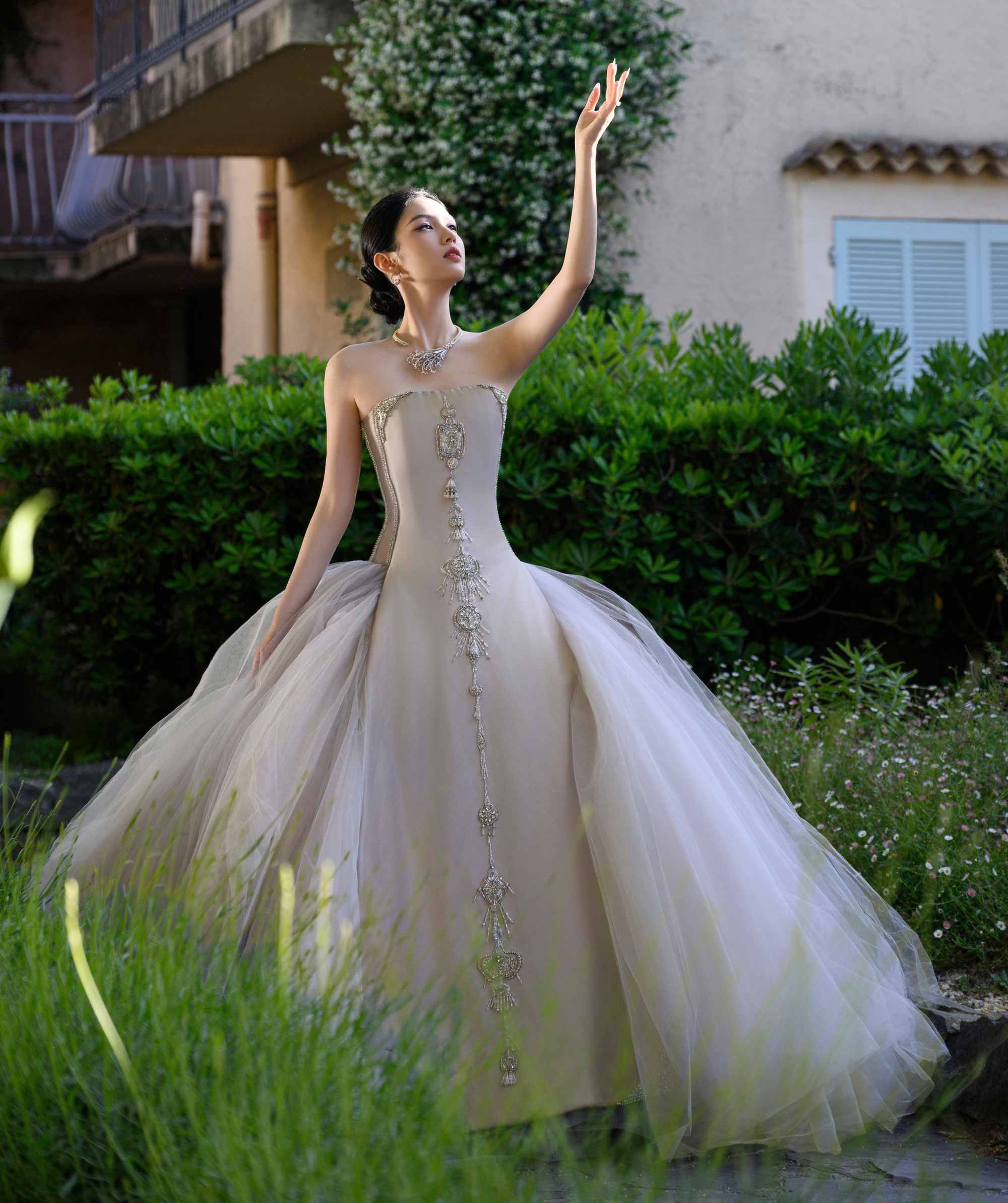 Mỹ nh&acirc;n đẹp chấn động thế gian b&ugrave;ng nổ visual tr&ecirc;n thảm đỏ Cannes, ngắm rồi mới biết thần ti&ecirc;n cổ t&iacute;ch l&agrave; c&oacute; thật- Ảnh 14.