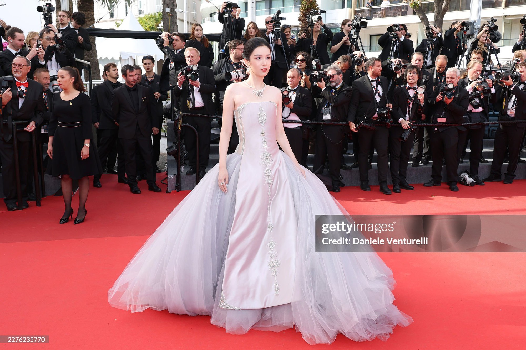 Mỹ nh&acirc;n đẹp chấn động thế gian b&ugrave;ng nổ visual tr&ecirc;n thảm đỏ Cannes, ngắm rồi mới biết thần ti&ecirc;n cổ t&iacute;ch l&agrave; c&oacute; thật- Ảnh 3.