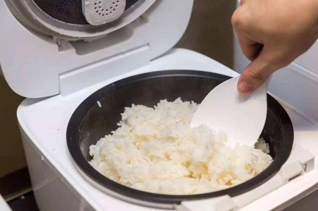 Cắm nồi cơm điện giữ ấm cơm cả ng&agrave;y: Th&oacute;i quen nhiều gia đ&igrave;nh Việt đang l&agrave;m tiềm ẩn nguy cơ sức khỏe- Ảnh 1.