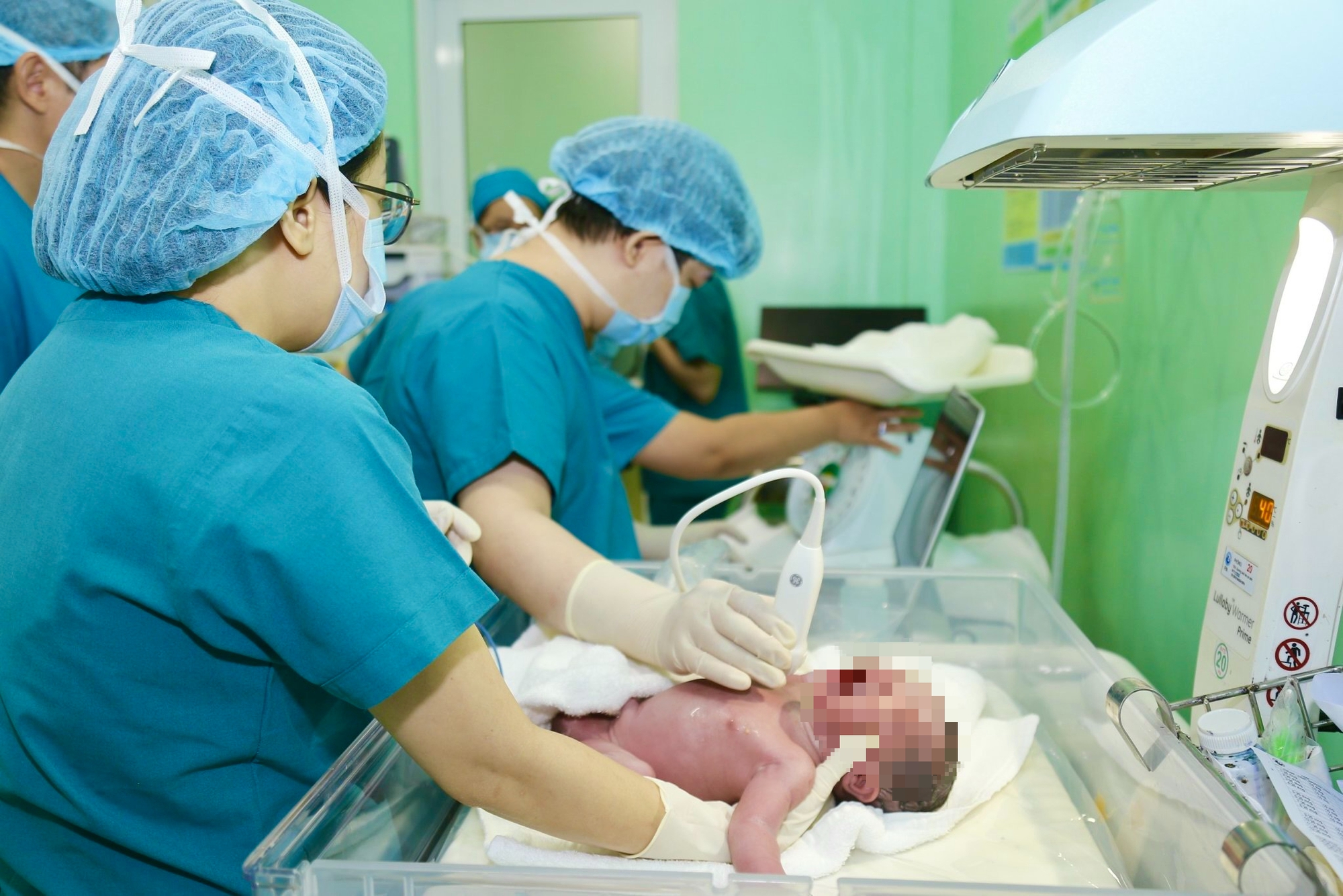 Đỉnh cao của y học hiện nay là điều trị cho thai nhi ngay khi còn trong bụng mẹ. - Ảnh 2.