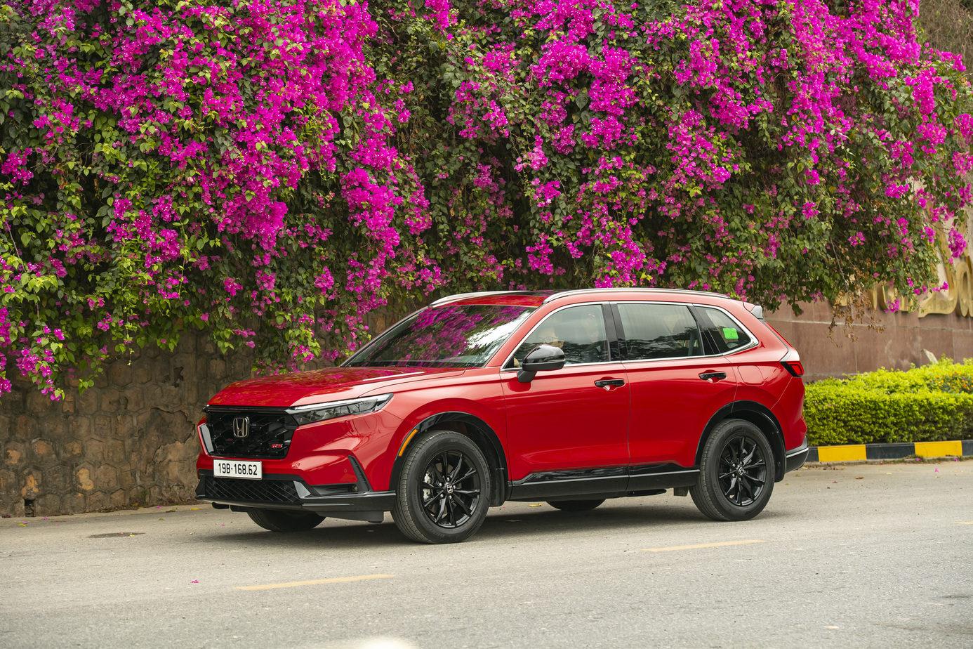 15 phút lái Honda CR-V hybrid lắp ráp Việt Nam: Đã đến lúc bỏ định kiến 'xe nhập mới tốt'!- Ảnh 1. 15 phút lái Honda CR-V hybrid lắp ráp Việt Nam: Đã đến lúc bỏ định kiến 'xe nhập mới tốt'!- Ảnh 1.