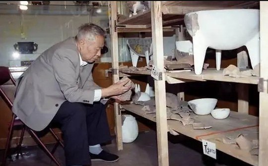 Mở mộ cổ 2.400 năm, chuyên gia sững sờ trước vật thể 'xuyên không', vội nói: 
