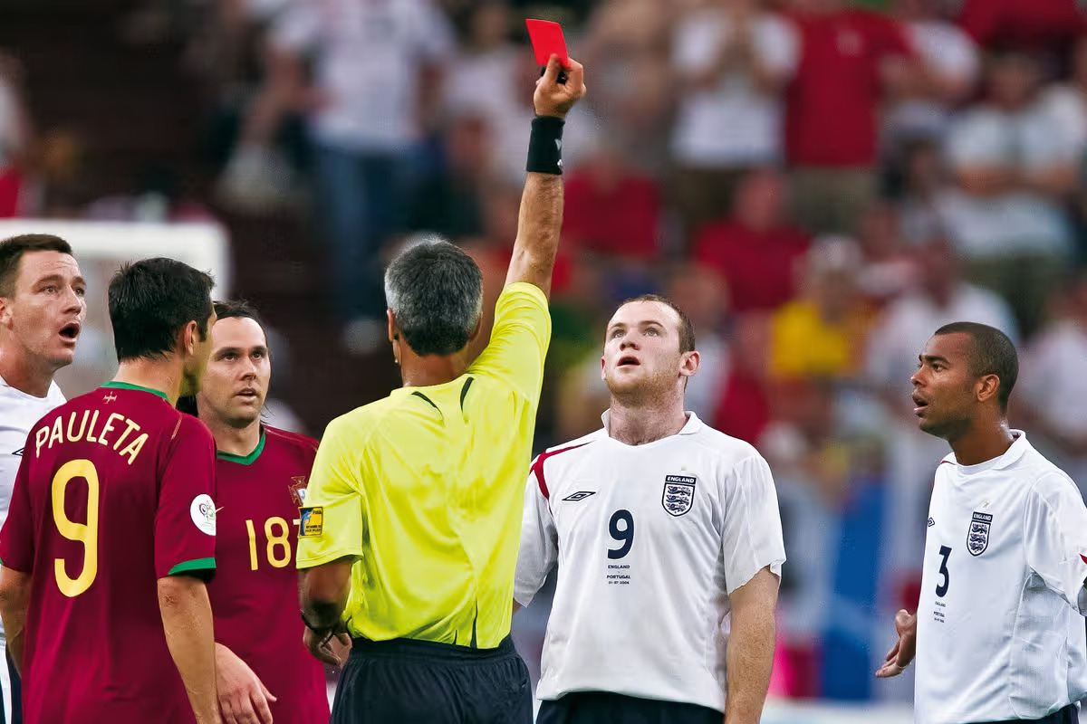 7 tấm thẻ đỏ tranh cãi nhất lịch sử World Cup: Từ nỗi đau Zidane đến cái nháy mắt "quỷ quyệt" của Ronaldo - Ảnh 4. 7 tấm thẻ đỏ tranh cãi nhất lịch sử World Cup: Từ nỗi đau Zidane đến cái nháy mắt "quỷ quyệt" của Ronaldo - Ảnh 4.