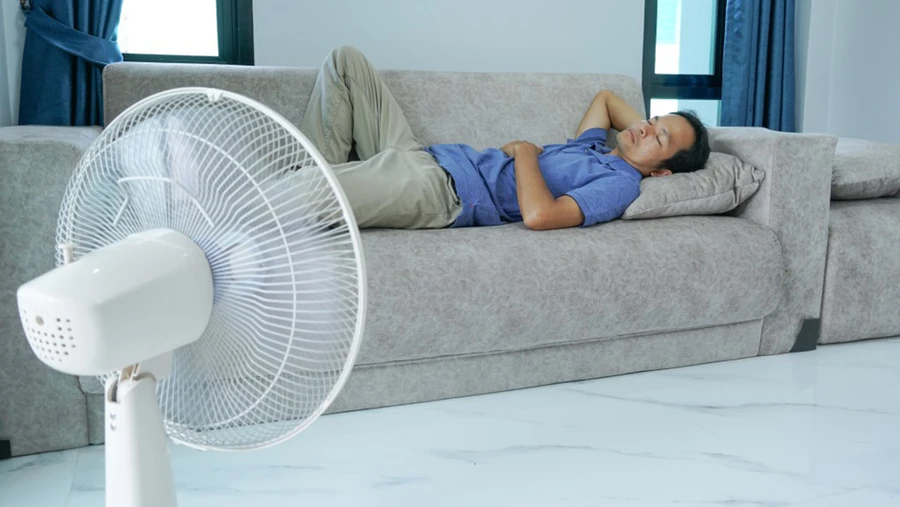 Khi đi ngủ nên bật quạt hướng vào đầu hay hướng vào chân? Đáp án gây bất ngờ - Ảnh 3.
