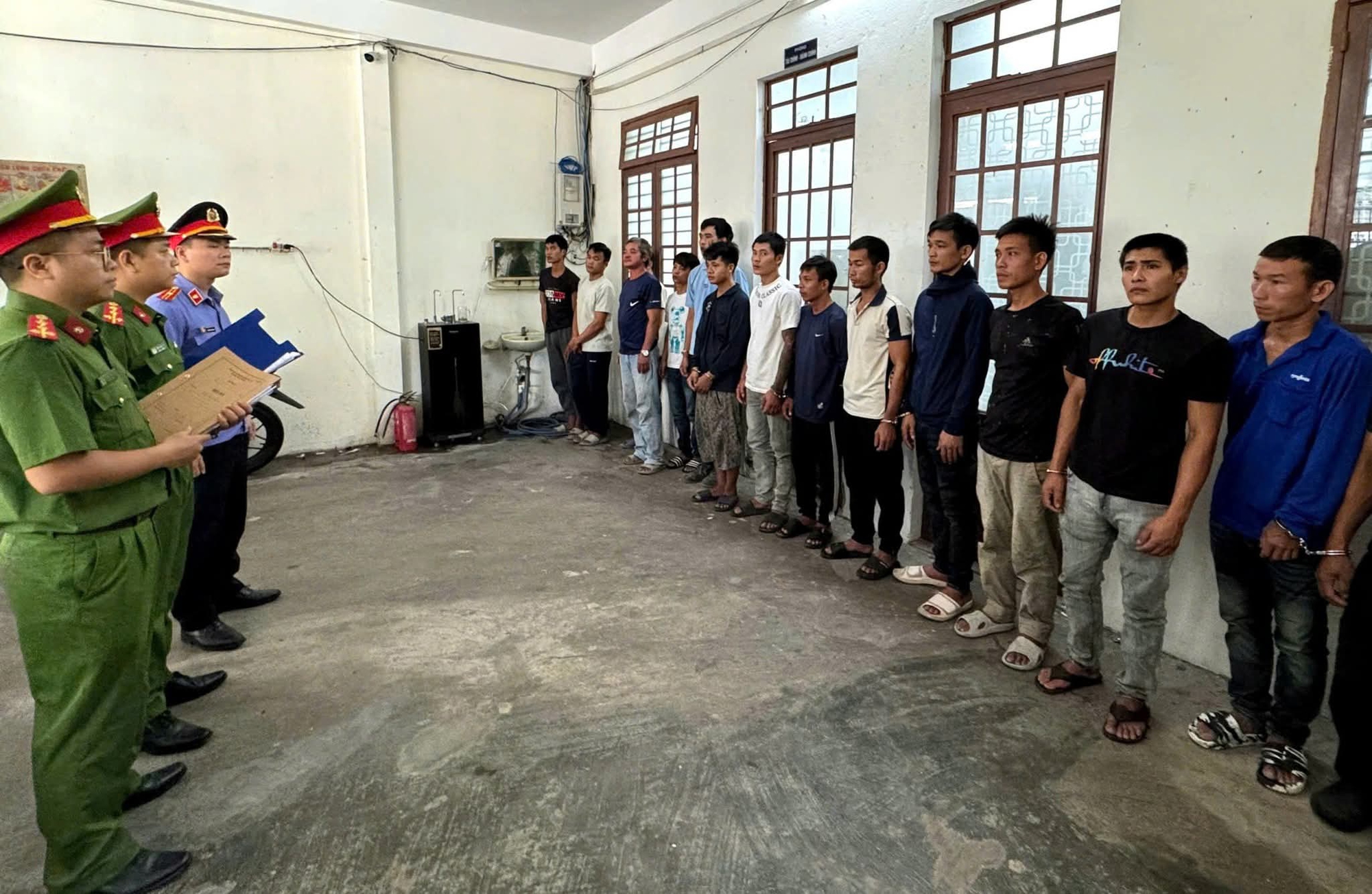 Bắt giam 16 đối tượng hỗn chiến , đập ph&aacute; qu&aacute;n nhậu tại Đ&agrave; Nẵng năm 2026 - Ảnh 1.