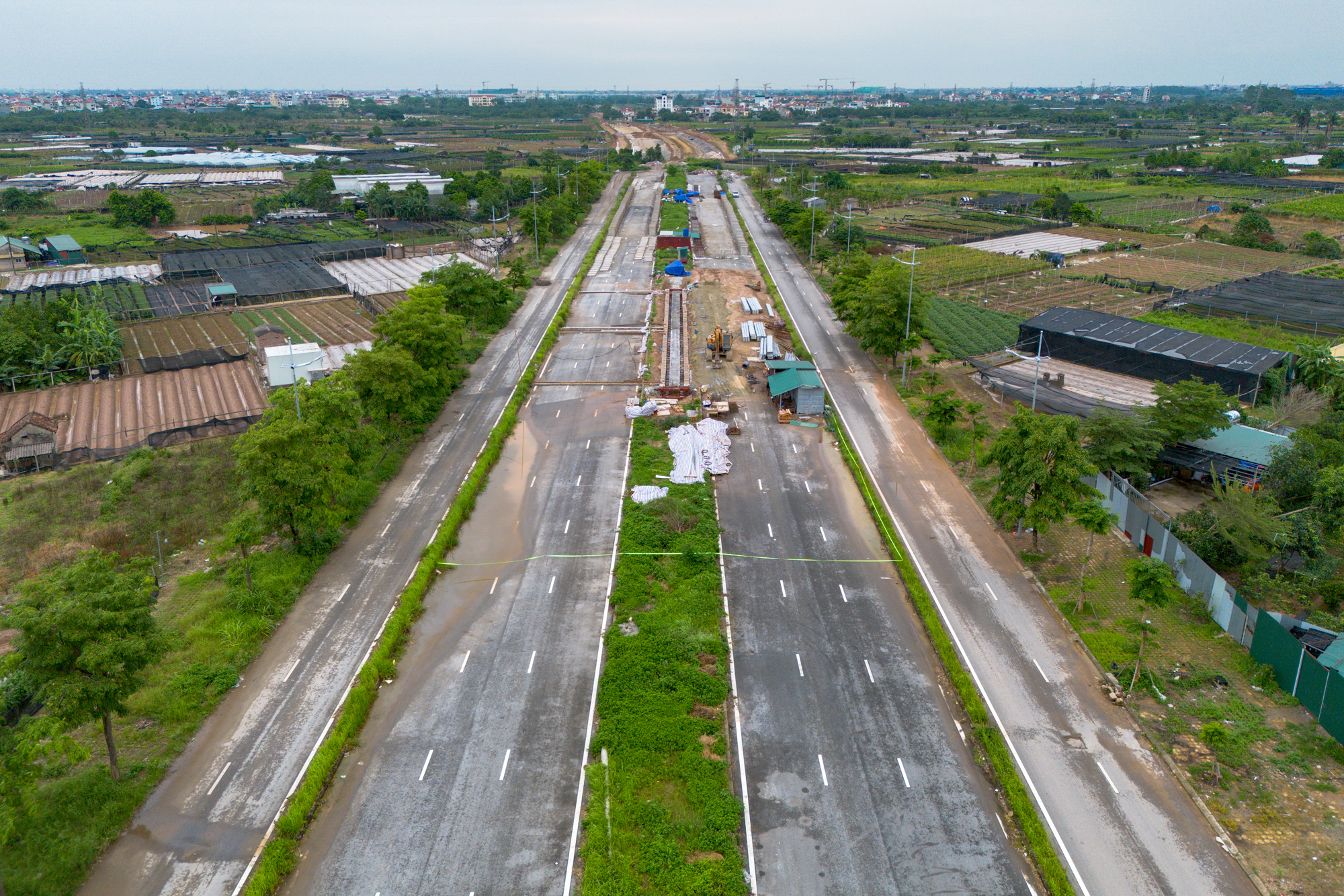 To&agrave;n cảnh đại lộ 10 l&agrave;n xe nối thẳng Ciputra đến Đan Phượng: Giải ph&oacute;ng mặt bằng rầm rộ đoạn n&uacute;t thắt, mở toang kết nối đến c&aacute;c đại đ&ocirc; thị của loạt &ocirc;ng lớn Sunshine Group, Vinhomes - Ảnh 11.