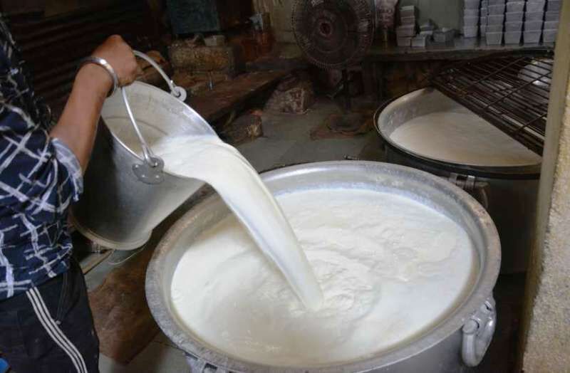 Đột k&iacute;ch nh&agrave; m&aacute;y sữa giả, ph&aacute;t hiện h&agrave;ng trăm l&iacute;t h&oacute;a chất độc hại - Ảnh 1.