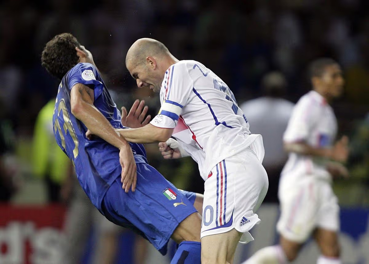 7 tấm thẻ đỏ tranh cãi nhất lịch sử World Cup: Từ nỗi đau Zidane đến cái nháy mắt "quỷ quyệt" của Ronaldo - Ảnh 1. 7 tấm thẻ đỏ tranh cãi nhất lịch sử World Cup: Từ nỗi đau Zidane đến cái nháy mắt "quỷ quyệt" của Ronaldo - Ảnh 1.