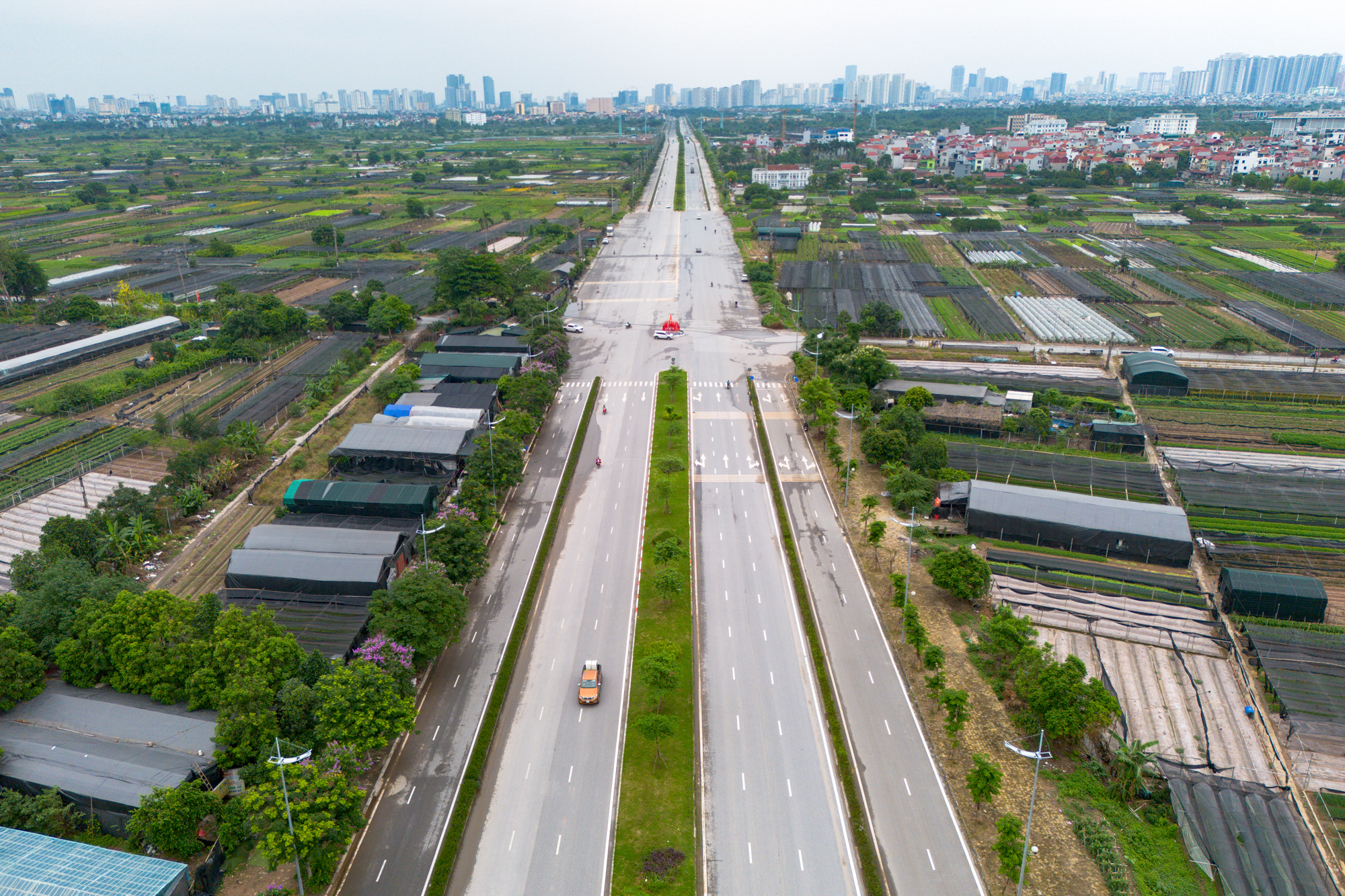 To&agrave;n cảnh đại lộ 10 l&agrave;n xe nối thẳng Ciputra đến Đan Phượng: Giải ph&oacute;ng mặt bằng rầm rộ đoạn n&uacute;t thắt, mở toang kết nối đến c&aacute;c đại đ&ocirc; thị của loạt &ocirc;ng lớn Sunshine Group, Vinhomes - Ảnh 2.