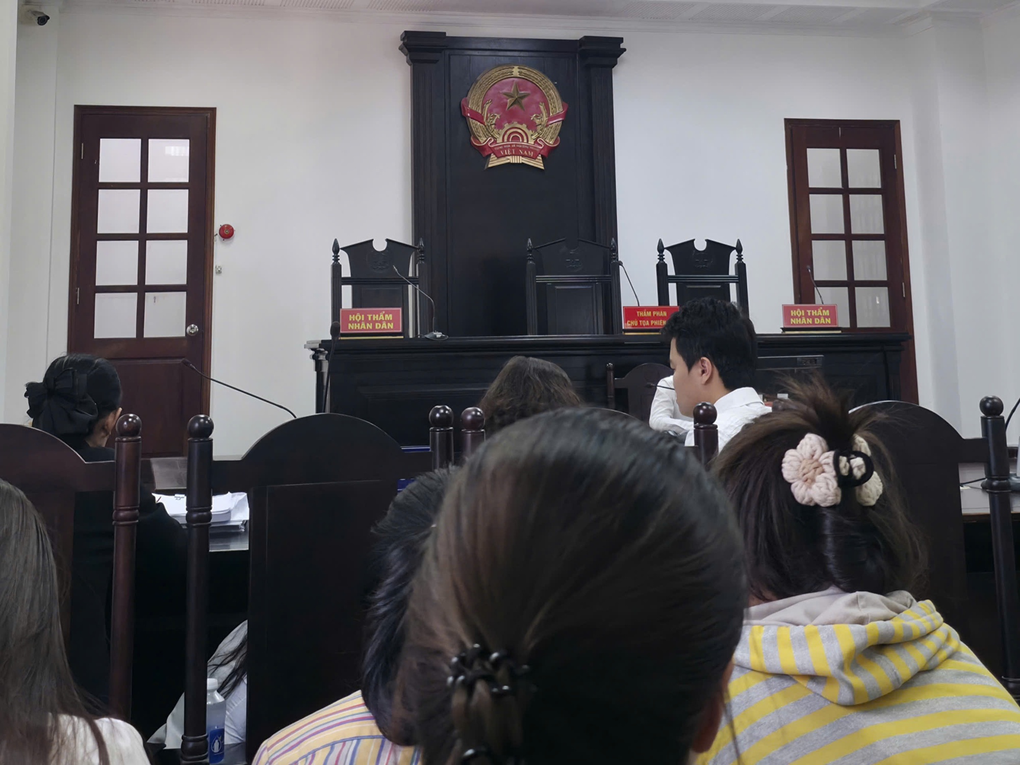 Vụ ly hôn TPHCM 1 . 200 Tỉ đồng: Triệu tập người thứ ba có phải là giải pháp? - Ảnh 1. Vụ ly hôn TPHCM 1 . 200 Tỉ đồng: Triệu tập người thứ ba có phải là giải pháp? - Ảnh 1.