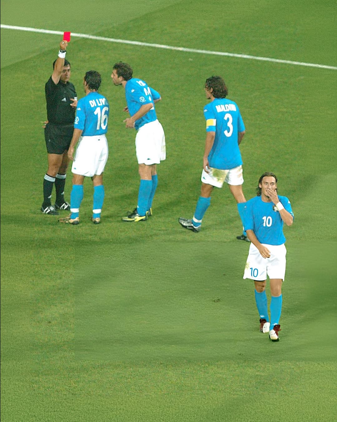 7 tấm thẻ đỏ tranh cãi nhất lịch sử World Cup: Từ nỗi đau Zidane đến cái nháy mắt "quỷ quyệt" của Ronaldo - Ảnh 7. 7 tấm thẻ đỏ tranh cãi nhất lịch sử World Cup: Từ nỗi đau Zidane đến cái nháy mắt "quỷ quyệt" của Ronaldo - Ảnh 7.