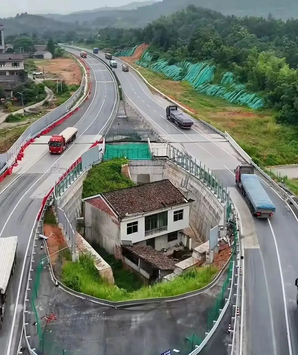 Gia đ&igrave;nh từ chối đền b&ugrave; 6 tỷ, ng&ocirc;i nh&agrave; nằm giữa cao tốc - Ảnh 3.