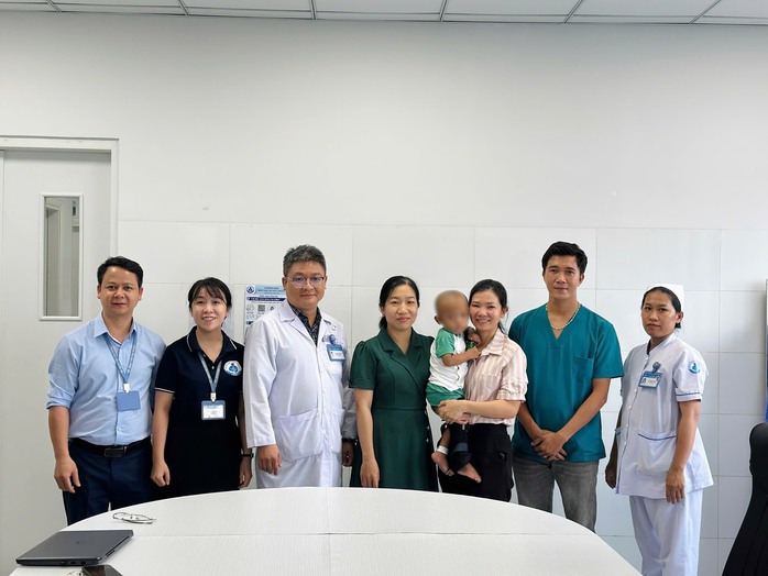 B&eacute; trai 2 tuổi bị mẹ v&agrave; người t&igrave;nh bạo h&agrave;nh được xuất viện - Ảnh 1.