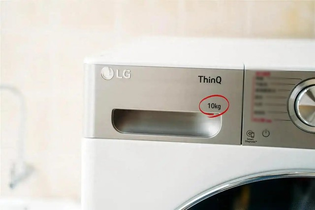 Số kg tr&ecirc;n m&aacute;y giặt c&oacute; phải khối lượng quần &aacute;o ướt kh&ocirc;ng? - Ảnh 1.